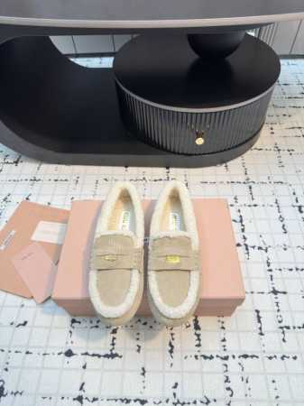 miumiu缪缪 24ss秋冬新款棉鞋毛毛单鞋 来自Miu Miu系列的细节特写 新季的潮流要素 豆豆鞋 复古时尚 简约高级 随意搭配 上脚非常舒适 与此刻挚爱 - 点击图像关闭