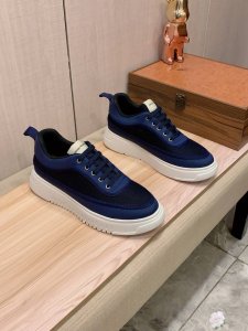新款: 厂价 阿玛尼Armani* 最新爆款休闲鞋，顶端品牌奢侈～代购，顶级～质量。鞋面選用进口透气牛皮搭配织布材质透气羊皮垫脚 精细做工。原版个性时尚柔软橡膠