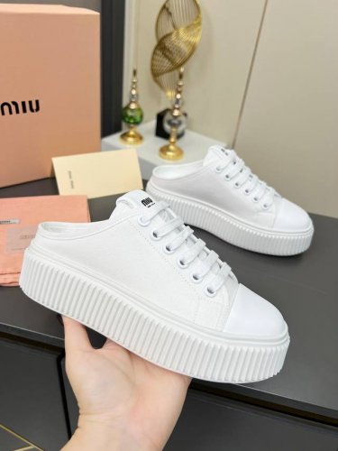 工厂p价 女装女鞋 运动原单缪缪 Miumiu2025春夏时尚新品，厚底轻便增高小白鞋体现了Miu Miu 的大胆特色，尽展女士魅力，简约线条 ，别致徽标饰于鞋