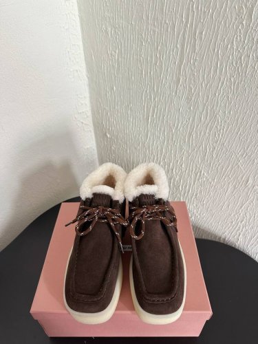 MiuMiu 24ss 秋冬走秀款 厚底 系带 方头乐福鞋经常出现在各大时装杂志封面 各路明星、小红书博主都有钟爱搭配logo更显优雅，上脚尤为惊艳到你的一款
