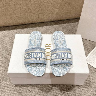 代购级别 新配色 迪奥Logo电脑绣帆布平底拖鞋 经典上乘美艳力作 Dior专柜最火春夏系列 兼备气质 时尚 经典耐看的设计风格 上脚效果特别美 原版复刻制作