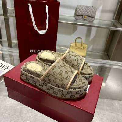 爆款2025女士新款 Gg 厚底凉拖鞋 标志性的古驰标志和精致图案以当代方式重新诠释，用于最新的古驰系列。这款楔形凉拖鞋采用Gg帆布制成，以标志性的轮廓为特点。