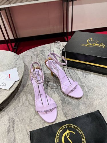 花朵跟凉鞋 W. ginko Girl是一款优雅的夏季凉鞋 展现了Maison Christian Louboutin的创意 它有细长的带子 精心地为脚穿衣 是