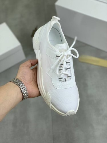 出厂价 实价 Moncler 蒙口、官网同款 高品质男鞋 材料：定制小牛皮 网布透气内里真皮鞋垫 原版开模防滑大底款式类型：男士休闲运动鞋 系带款男鞋系列 欧美