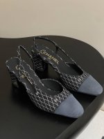最新牛仔布 25p早春新款Chanel小香绝美牛仔布后空Sling-Back凉鞋平底 粗跟 Sling-Back于1957年问世,之后Two-Tone设计成为C