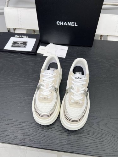 出厂 Chanel 香奈儿 早春度假系列 最新款休闲运动鞋 银白，金白，银灰，黑红！无敌漂亮又好穿 非常轻便，内里也是超级软，超级舒服，鞋面透气设计，配色高级耐