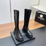 小牛皮款 CHANEL 香奈儿 2024秋冬新款简约弹力短靴、高筒靴 骑士靴 认准我家细节实拍注意区分普通版 这款骑士靴真的是帅气时尚的代表，靴筒口只有一个双C