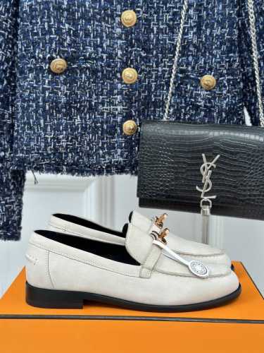 顶级版 Hermès 爱马仕经典klly扣乐福鞋 超级百搭款 鞋型很秀气 修脚型耐看又精致 气质女人的首选颜色很复古 秋冬搭配很好看简单大气 很适合上班族光面款
