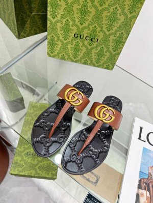 gucc！古奇最新款平底夹脚拖鞋火爆上市。原版1：1复制。原版五金扣开模。中低双G大Logo原版开模 穿脚特别舒服，大牌名星最爱的奢侈品。 鞋面：牛皮 内里：羊