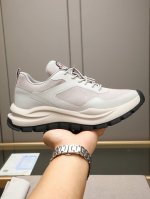 Moncler蒙口男士户外系带运动鞋 具有舒适防滑性能 专为户外跑步或都市漫步而设 兼备创新 功能性与图形细节于一体 从高山氛围汲取灵感 诠释潮流时尚 多种原版
