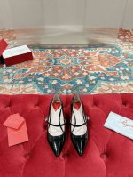 Roger Vivier Rv尖头爱心玛 丽珍凉鞋单鞋系列真正值得珍藏的一款美鞋 会让你的夏日穿搭气质翻倍哦～ 鞋面:采用进口小牛漆皮 内里:混种小羊皮 大底: