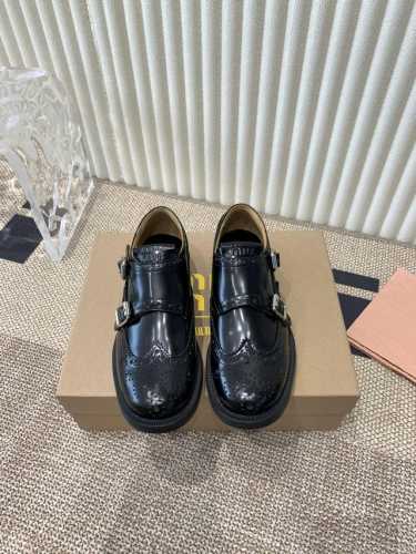 Miumiu 缪缪春夏布洛克雕花复中性小皮鞋单鞋松糕厚底乐福鞋 Miu总能带来惊喜！ 绝对的高颜值符合当下的老钱风，又牢牢抓住了少女心！真的老少皆宜吖！这设计风