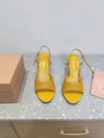 8.5Cm Miumiu 缪缪 25Ss春夏新款 复古 蛇纹 鱼嘴 凉鞋 高跟鞋 春夏清新配色 曲线优美，小猫跟后空凉鞋 日常穿搭都很搭配鞋边有专属标识性Log