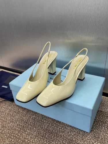 工厂价 PRADA 2025春夏新款方头高跟穆勒女鞋 普拉达粗跟果冻色时尚百搭后空凉鞋材质:鞋面进口牛漆皮+水染羊皮内里+意大利注塑真皮大底跟高：8.5CMSi