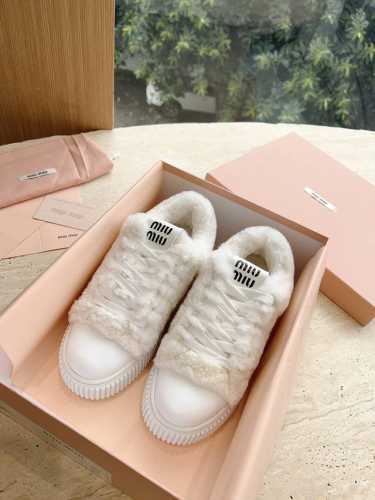 全毛 G049MIUMIU经典低帮厚底饼干小白鞋年款系带休闲运动滑板鞋棉鞋 面料: 原版定制牛皮 内里: 原版进口羊毛 大底: 原版开模 底厚: 3CM Siz