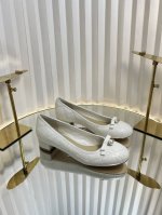 迪奥 Dior 2025春夏高定系列新款 Ballet 标志性电绣藤格纹低跟芭蕾舞女鞋 Cd字母Logo珍珠扣粗跟蝴蝶结凉鞋 材质 进口金属羊皮 环保藤格纹粗花