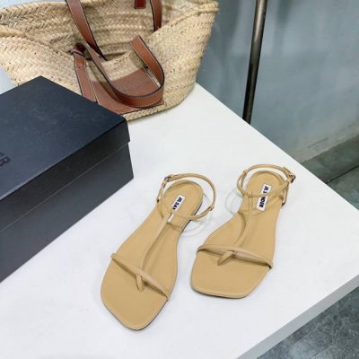 高品质出厂 ！小众潮牌 jilsander 吉尔桑达2025春夏新款简易带子小方头平底凉鞋这款凉鞋真的太性感漂亮了，简单又不失时髦的设计矮跟上脚舒适不累脚，轻松