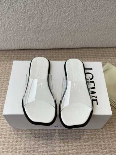 出厂： Loewe 罗意威 25Ss 春夏新品 拖鞋 疯狂种草简约设计感觉更干净优雅 让你念念不忘 颜色也很耐看漂亮，上脚瞬间气质十足气场，简直无敌帅气有型 S