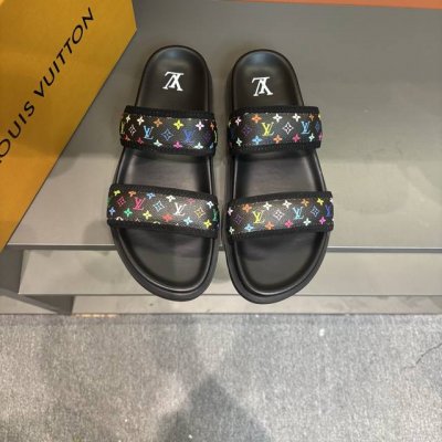 码数38-46 L.V 驴家高端男士夏季拖鞋， 经典老花系列，一字带宽松设计，别致的色彩拼接效果，个性鲜明，时尚潮流穿搭必备款式，轻盈舒适。轻质韧性橡胶内底，微