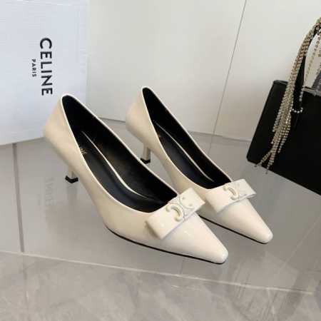 小牛皮： Celine 2025春夏小猫跟，尖鞋头造型，柔美的露脚设计，脚踝绑带。TRIOMPHE T字绑带设计，配有金属 TRIOMPHE标志性元素绑带， 上 - 点击图像关闭