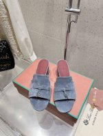 Loro Piana 25春夏Lp顶级版本英伦宝石吊坠夹脚平底拖鞋凉鞋 原来这就是传说走两万步都不会累脚的夹脚凉鞋把颜值和脚感都拿捏住了，上脚一走就会被彻底沦陷