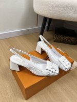 Louis Vuitton 路易威登 2025 l家2025春夏新品 专柜最新爆款冲孔方头粗跟后空凉鞋系列 小红书力推爆款 金属粗跟 L饰扣再添摩登风范 经典百