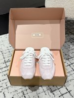 代购级 Miu Miu 25Ss早春新款德训包头拖鞋 官网同步高版本 原版牛皮面料搭配精致芽边 每一寸皮质都透着低调的奢华感 穿上就是 不刻意的高级 可调节绑带