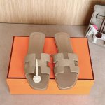 可配飞机盒50出厂价p Hermes 爱马仕H拖鞋Oran凉鞋系列 时尚又百搭 超级舒服 每个细节都做到极致 原版Epson掌纹面料 原版1:1独家私模鞋面 原
