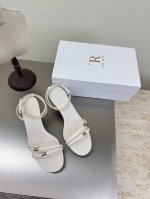 中跟 细带凉鞋 精致五金点缀 极简风 The Row 经典 手工制作 高版本入 米白色 原版 高丝光牛反绒皮 工艺 对版 明星同款 时尚感满满 内里脚感舒适 大