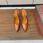 Loro Piana 后空单鞋。极简主义风格。属于非常耐看的款式！高级百搭之王一年四季春夏秋冬皆适宜。鞋面油蜡皮，进口真皮大底。跟高5cm 码数：35-41 4