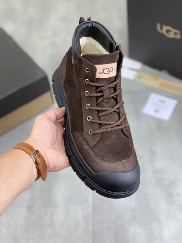 工厂价 真羊毛 UGG 爆款男鞋官方网同步正品品质不是一般市场仿货可比拟的鞋面为进口意大利磨砂牛皮，内里：垫脚级真羊毛只有A级才能显效果 手感柔滑细腻鞋型大气，