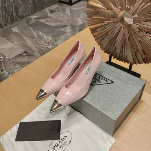 顶级包装配套最高版本 PRADA 普拉达新品， 顶级版本 实力来袭！ 原版鞋头扁尖形状楦条+加长金属三角铁头+二代小形皮包扣 是不是高端货对比细节便知分晓。 凉