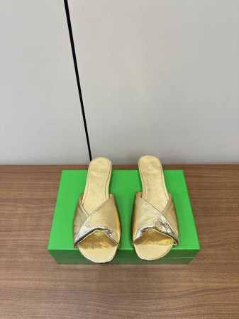 bv Botteg* Veneta Ssbv新款网红款拖鞋 bv今年的单品都超级的火 每一款产品都备受瞩目 时尚达人的最爱 这款拖鞋也不例外 上脚真的超百搭 居 - 点击图像关闭