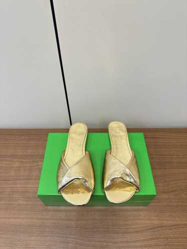 bv Botteg* Veneta Ssbv新款网红款拖鞋 bv今年的单品都超级的火 每一款产品都备受瞩目 时尚达人的最爱 这款拖鞋也不例外 上脚真的超百搭 居