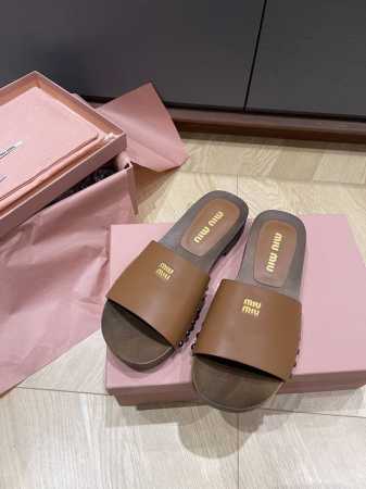 出厂 袜子+10 上新Miumiu 缪.缪.25春夏秀场漆皮袜套木屐凉鞋拖鞋 市面顶级原单版，Zp对比做货，所有细节都跟柜上一致：包括鞋面皮料，鞋垫内里皮料、刻 - 点击图像关闭