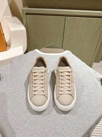 系列 减龄百搭&低帮运动鞋！ 本款LV Squad 运动鞋以 Monogram 牛仔布展露夏日清新。加厚凸纹橡胶外底不失轻盈，双鞋带、漆光孔眼和鞋舌的 LV C - 点击图像关闭