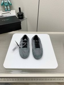 出厂 高版本 Prada 普拉达 25 早春 走秀 休闲 阿甘 德训鞋 出镜率很高的就是这款德训鞋 外形是像芭蕾舞鞋一样的跑鞋，柔软的皮质加上Prada 专属尼