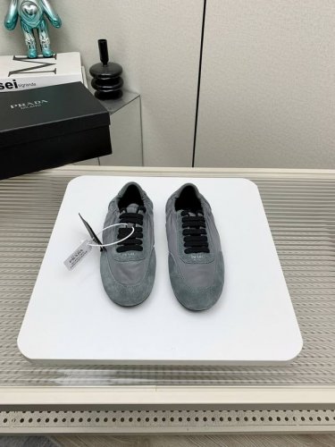出厂 高版本 Prada 普拉达 25 早春 走秀 休闲 阿甘 德训鞋 出镜率很高的就是这款德训鞋 外形是像芭蕾舞鞋一样的跑鞋，柔软的皮质加上Prada 专属尼