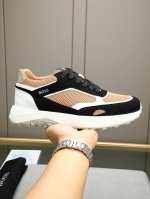Boss 沉稳内涵儒雅的品味无法言喻的开启时尚鞋履的旅程从容应对各种场合！大牌的气势不言而明！上脚舒适大气！ 材料:头层牛皮透气网里高温耐磨发泡大底，时尚必备！