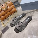 出厂价pp ，prada 新款拖鞋。原版1:1调试楦型，进口钻三角Logo标，方头平底女鞋，面料 :羊皮。内里:棉羊皮。 码数：35一40 40订做不退换