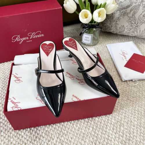 Roger Vivier ～Rv 2024年 新款 尖头小猫跟钻扣凉鞋 跟高:4.5Cm 牛漆皮面，内里小羊皮，真皮底 Size：35-41 34.40 定做不