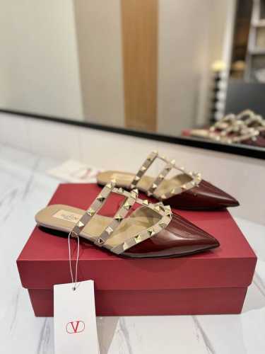 出厂价： Valentino 华伦天奴铆钉 VT经典平底尖头拖鞋，顶级复刻！侧身弧线完美，原版开模定制不生锈铆钉 特别有质感的五金衬托出满满的高级感，带给您正品