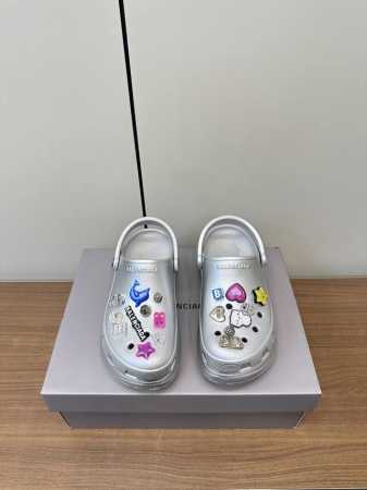 balenciaga Crocs 呆萌可爱款 巴黎世家夏季洞洞鞋 银色+10 原鞋购入开发 11厘米厚底 鞋底银色金属装饰并凹印Bbbalenciaga品牌标识 - 点击图像关闭