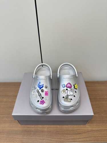 balenciaga Crocs 呆萌可爱款 巴黎世家夏季洞洞鞋 银色+10 原鞋购入开发 11厘米厚底 鞋底银色金属装饰并凹印Bbbalenciaga品牌标识