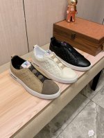 新款: 厂价 Lv* 最新爆款休闲鞋，顶端品牌 奢侈～代购，顶级～质量。 鞋面選用进口透气牛皮压花设计材质透气羊皮垫脚 精细做工。原版个性时尚柔软橡膠耐磨防滑大