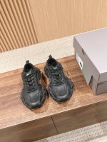 510 男+20 巴黎世家爆闪 3Xl和Urnner半布面老爹鞋 延续潮流跑鞋做旧老爹鞋，鞋身由聚酯纤维、尼龙、 Tpu 和聚氨酯制成，不管是从外观还是舒适轻盈