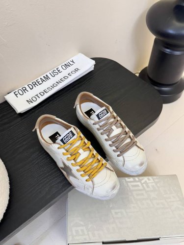 情侣款 Ggdb~~Golden Goose 25Ss 情侣款 德训鞋 全网最好版本不服来比 Ggdb经典情侣款小脏鞋~~火红程度上怼小白鞋，下踩各类小脏鞋每一