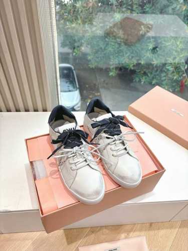 360所见即所得G027代购级别独家首发Miumiu缪缪小白鞋脏脏鞋饼干底2025春夏新款英伦风系带乐福鞋Miumiu秀场适当独一无二的擦色工艺工艺来自Miu