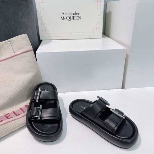 高品质出厂 ！顶级品质Alexander McQueen 麦昆 25早春新款水台增高厚底搭扣拖鞋凉鞋！搭配利落年轻的设计！舒适百搭的同时也具备出色的耐用性！融合