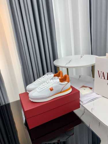 品牌：Valentino 华伦天奴 等级：2023最新时装周走秀 情侣 款 ，大底的独特设计时尚一族特现脚瘦一款百塔的时尚产品 面料：鞋头采用高丝光牛反绒皮与a